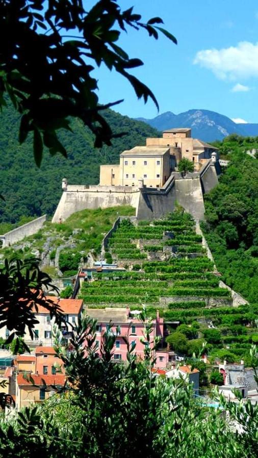 Guardando Il Castello Lägenhet Finale Ligure Exteriör bild